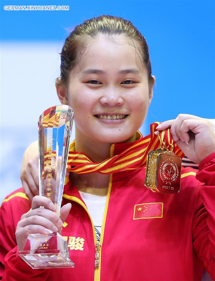 （体育）（1）举重——邓薇超世界纪录勇夺全国女子锦标赛63公斤级冠军