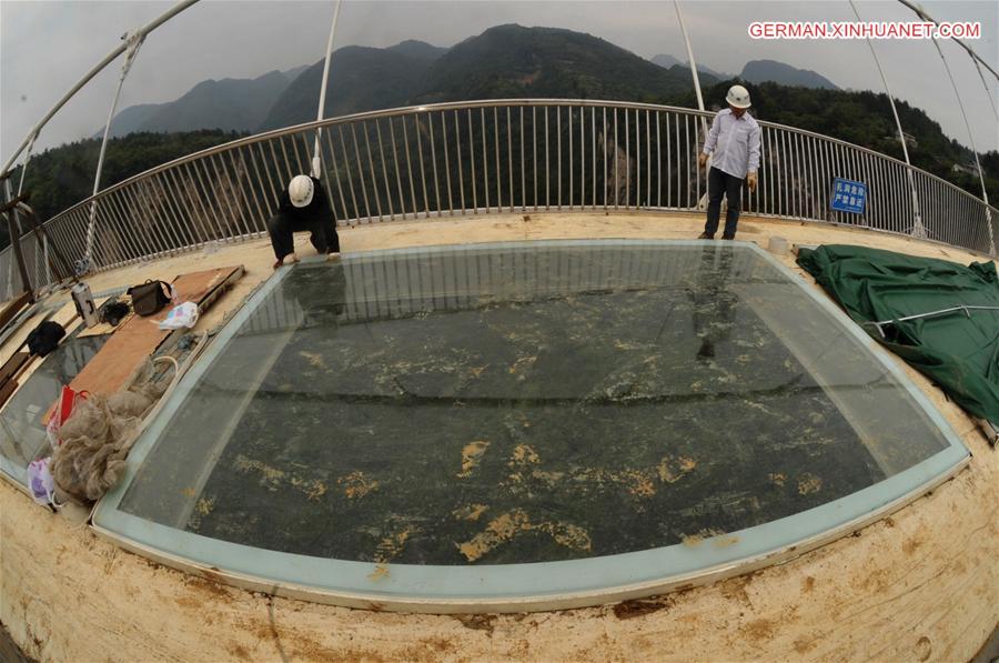 CHINA-HUNAN-ZHANGJIAJIE-GLASS BRIDGE (CN)