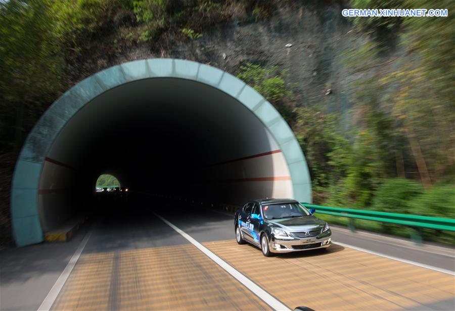 CHINA-DRIVERLESS CAR-ROAD TEST (CN)