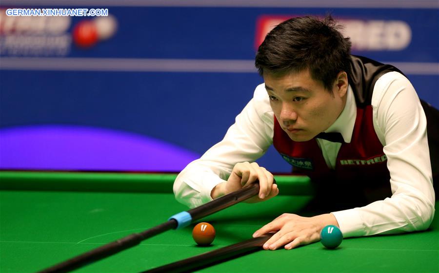 (SP)BRITAIN-SHEFFIELD-SNOOKER-WORLD CHAMPIONSHIP-DING JUNHUI VS JUDD TRUMP