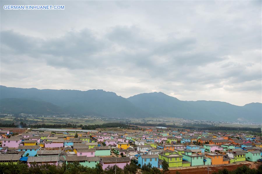 CHINA-YUNNAN-LIJIANG-JINLONG VILLAGE-COLOURFUL HOUSES(CN)