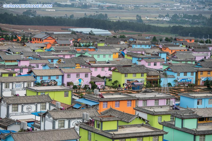 CHINA-YUNNAN-LIJIANG-JINLONG VILLAGE-COLOURFUL HOUSES(CN)