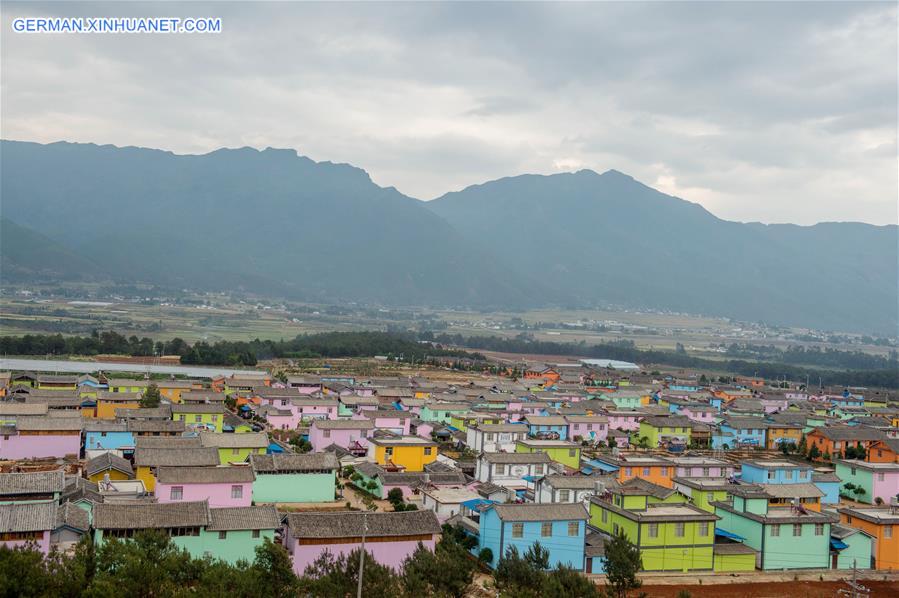 CHINA-YUNNAN-LIJIANG-JINLONG VILLAGE-COLOURFUL HOUSES(CN)