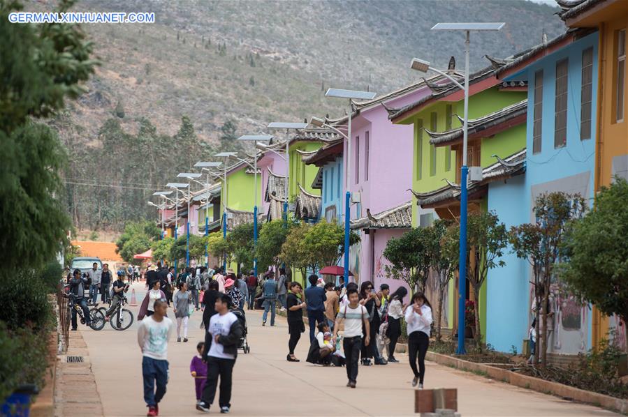 CHINA-YUNNAN-LIJIANG-JINLONG VILLAGE-COLOURFUL HOUSES(CN)