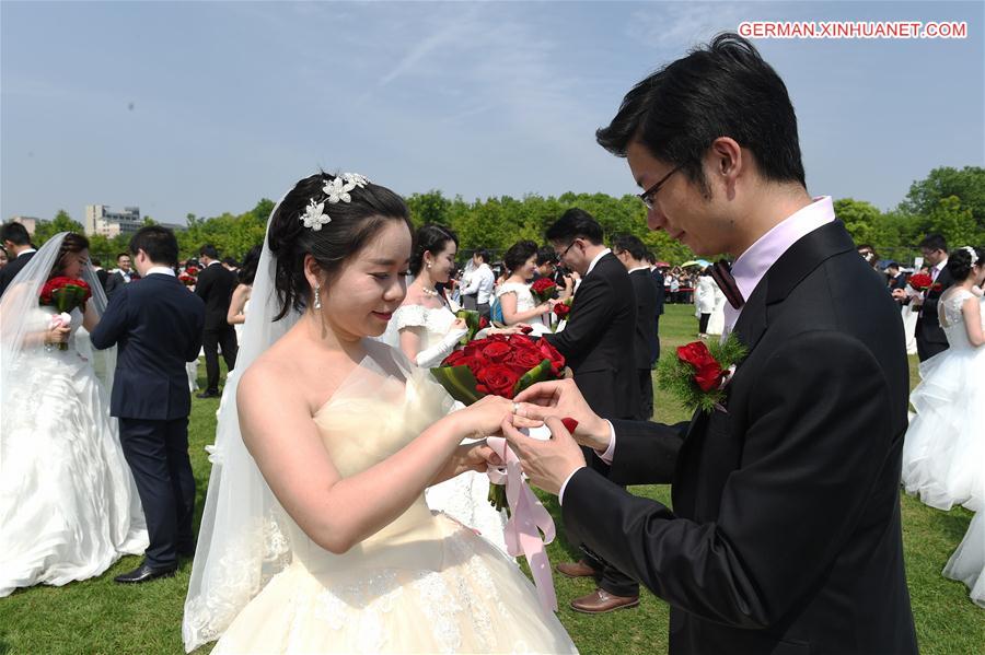 CHINA-ZHEJIANG-ZHEJIANG UNIVERSITY-GROUP WEDDING (CN)