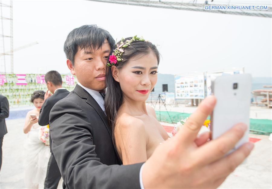 CHINA-CHONGQING-BRIDGE-WEDDING PHOTO (CN)