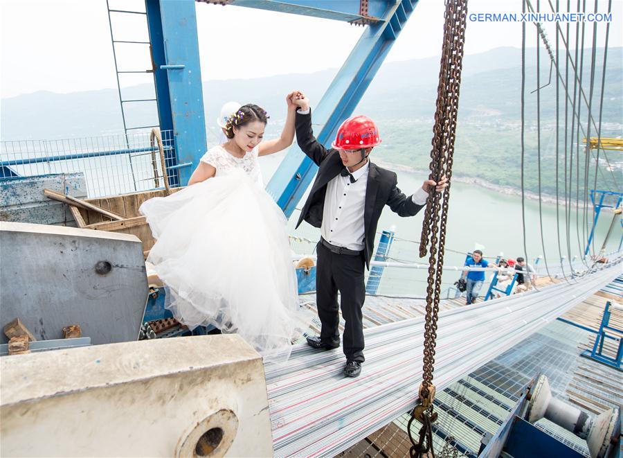 CHINA-CHONGQING-BRIDGE-WEDDING PHOTO (CN)