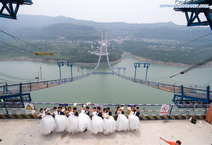 CHINA-CHONGQING-BRIDGE-WEDDING PHOTO (CN)
