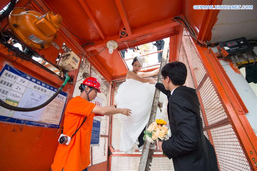 CHINA-CHONGQING-BRIDGE-WEDDING PHOTO (CN)