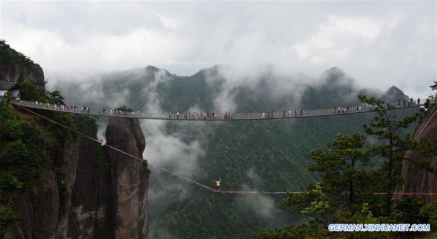 #CHINA-ZHEJIANG-SLACKLINE WALKING (CN)