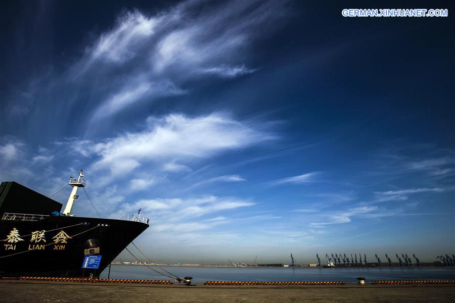 Tongyong Dock vom Hafen Caofeidian in Tangshan Xinhua german