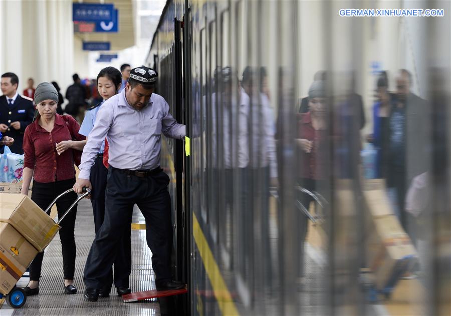 CHINA-XINJIANG-THROUGH TRAIN-SHENZHEN (CN)