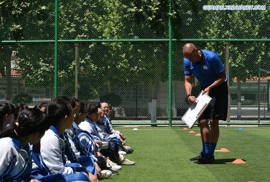 （体育·图片故事）（2）把快乐足球带进校园的“洋教练”