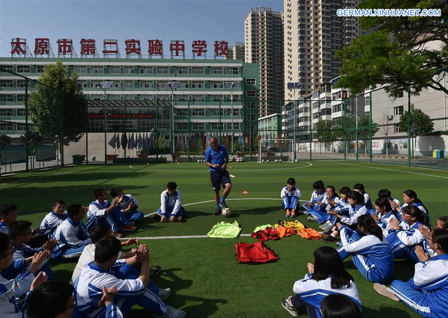 （体育·图片故事）（6）把快乐足球带进校园的“洋教练”
