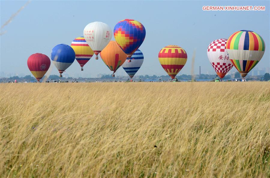 CHINA-ZHENGZHOU-HOT AIR BALLOON-WEDDING (CN)