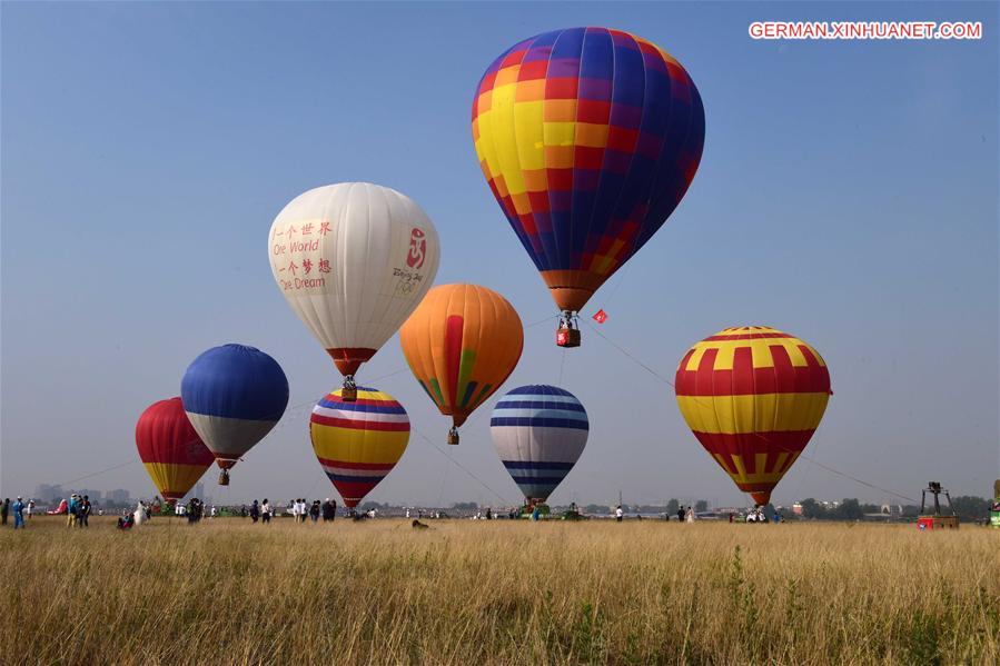CHINA-ZHENGZHOU-HOT AIR BALLOON-WEDDING (CN)