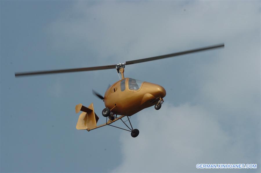 CHINA-SHIJIAZHUANG-VILLAGER-AIRPLANE(CN)