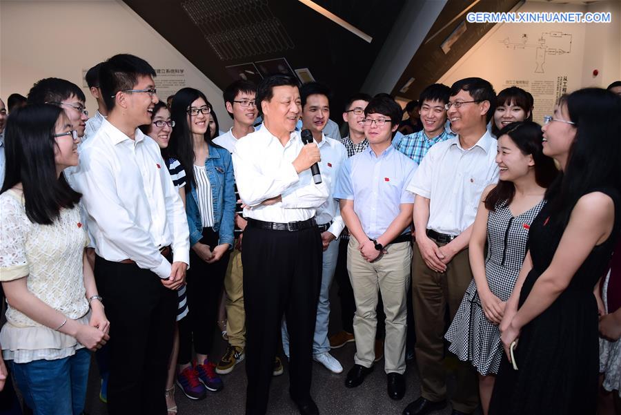 Liu Yunshan auf Inspektionstour in Shanghai Xinhua