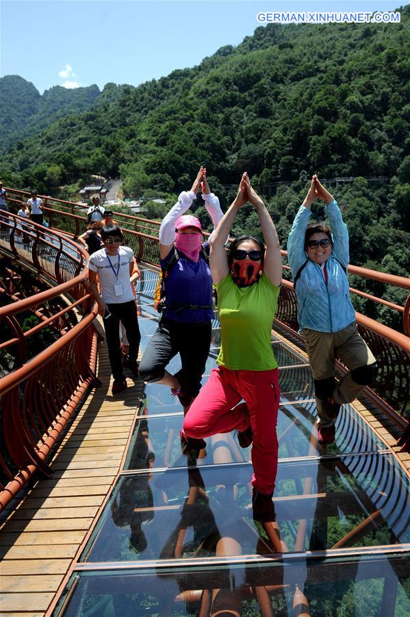 CHINA-SHAANXI-SHAOHUASHAN MOUNTAIN-GLASS PATHWAY (CN)