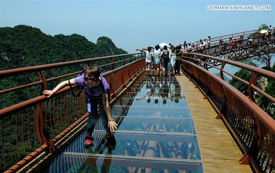 CHINA-SHAANXI-SHAOHUASHAN MOUNTAIN-GLASS PATHWAY (CN)