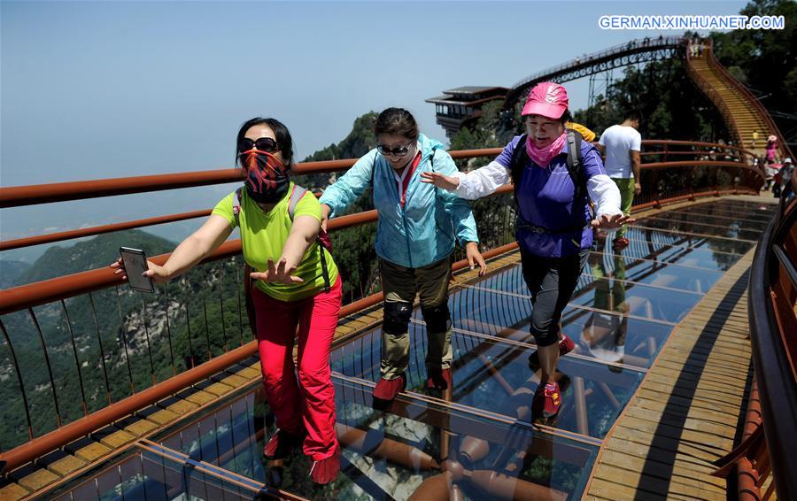 CHINA-SHAANXI-SHAOHUASHAN MOUNTAIN-GLASS PATHWAY (CN)