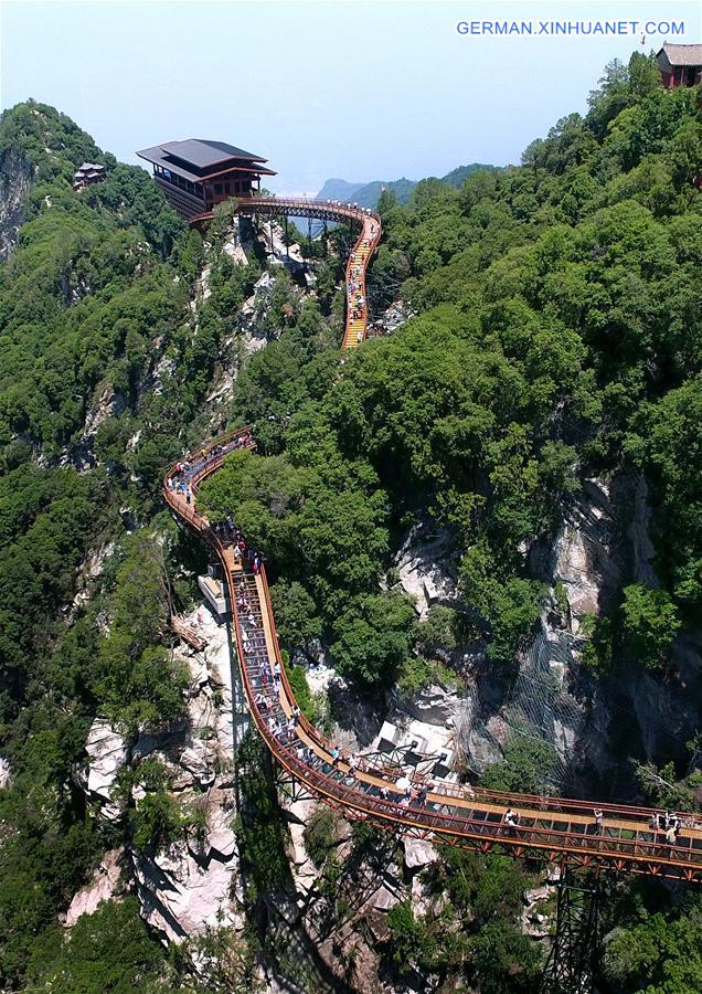 CHINA-SHAANXI-SHAOHUASHAN MOUNTAIN-GLASS PATHWAY (CN)