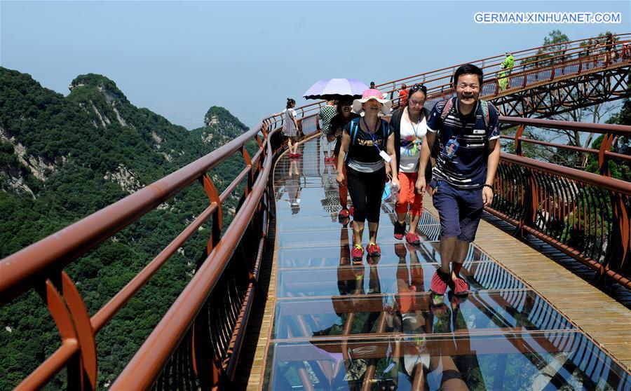 CHINA-SHAANXI-SHAOHUASHAN MOUNTAIN-GLASS PATHWAY (CN)