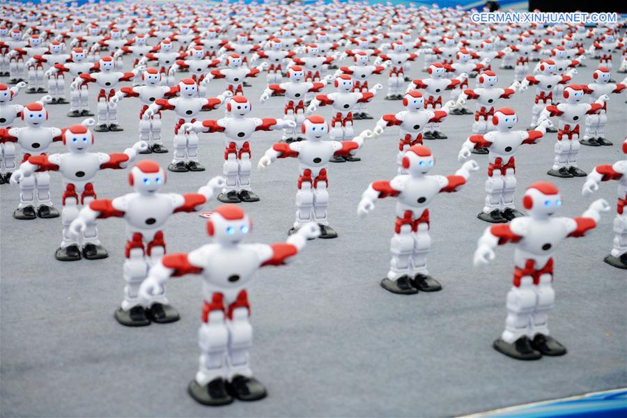 #CHINA-QINGDAO-ROBOT DANCING-GUINNESS RECORD (CN)