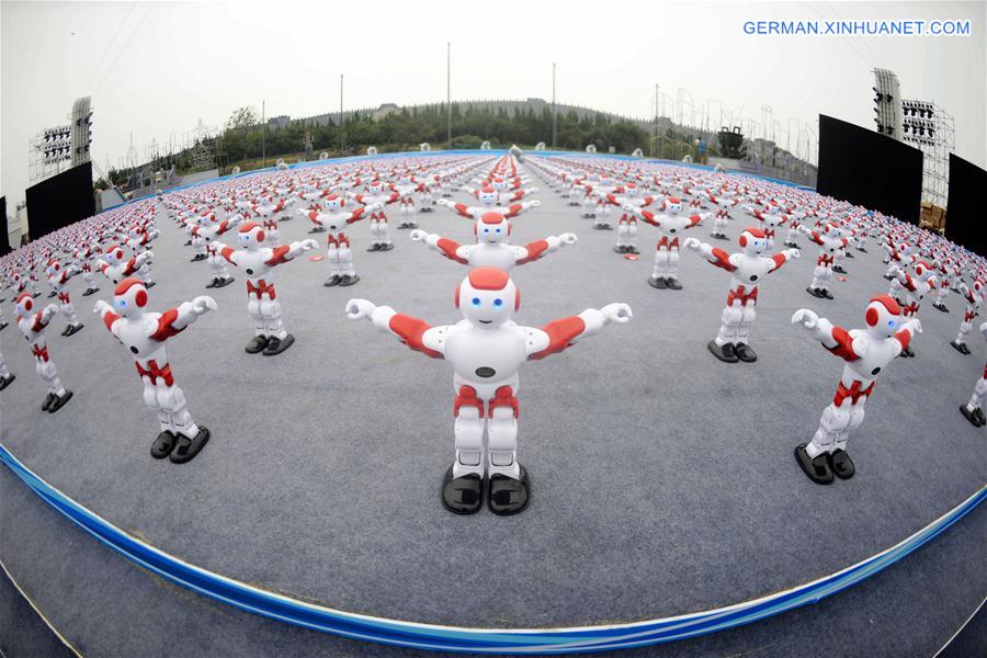 #CHINA-QINGDAO-ROBOT DANCING-GUINNESS RECORD (CN)