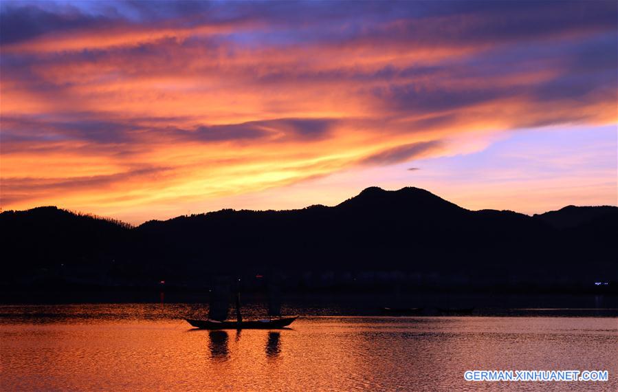 CHINA-KUNMING-DIANCHI LAKE-SUNGLOW (CN) 