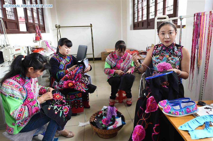 CHINA-YUNNAN-YI ETHNIC-EMBROIDERY (CN)