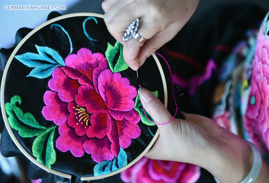 CHINA-YUNNAN-YI ETHNIC-EMBROIDERY (CN)