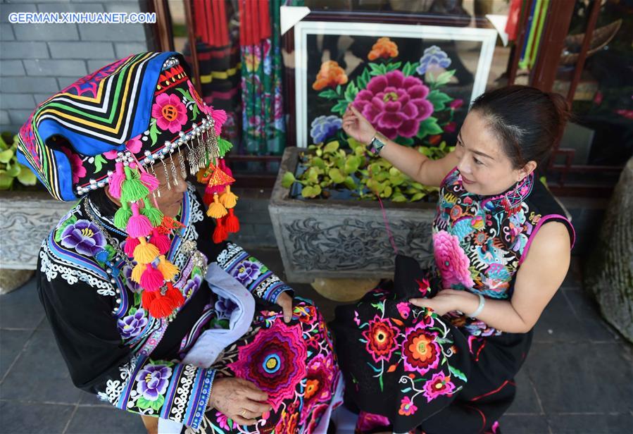 CHINA-YUNNAN-YI ETHNIC-EMBROIDERY (CN)