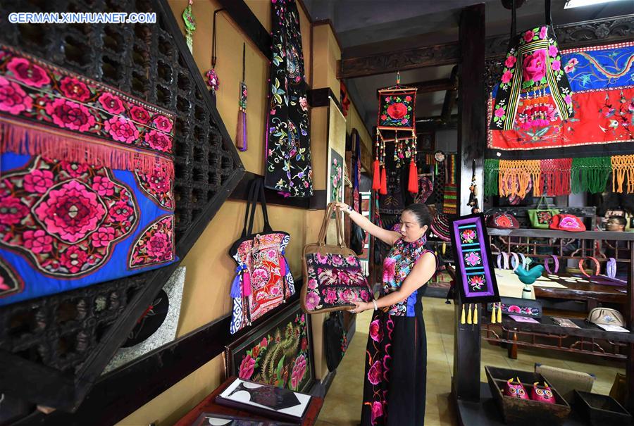 CHINA-YUNNAN-YI ETHNIC-EMBROIDERY (CN)