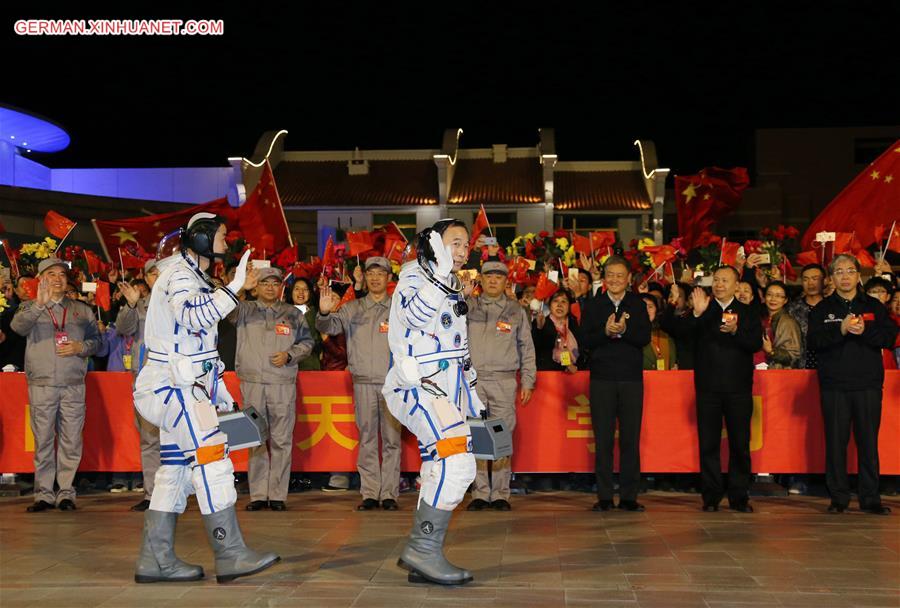 CHINA-SHENZHOU-11-SEE-OFF CEREMONY (CN)