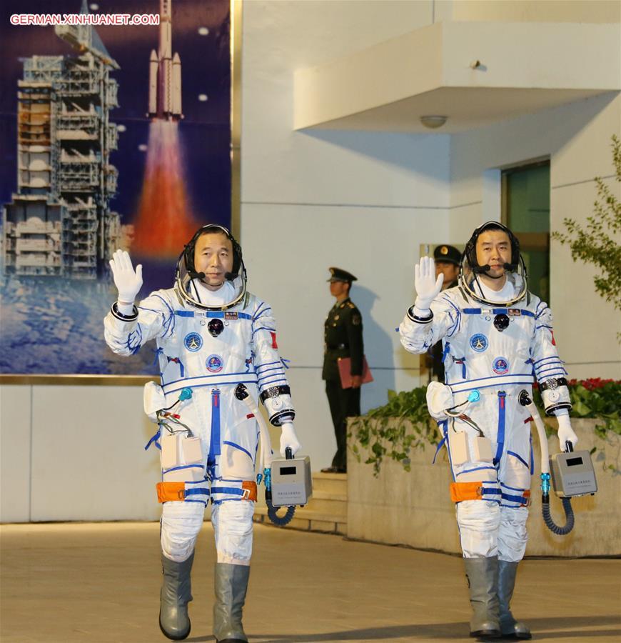 CHINA-SHENZHOU-11-SEE-OFF CEREMONY (CN)