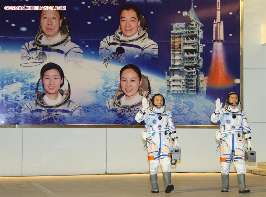 CHINA-SHENZHOU-11-SEE-OFF CEREMONY (CN)