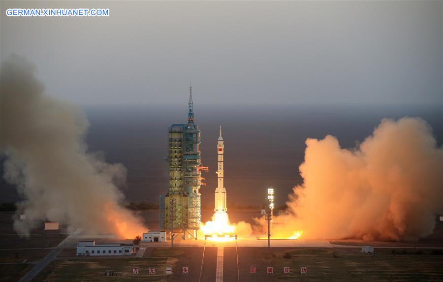 (XINHUA INSIGHT) CHINA-JIUQUAN-SPACECRAFT-SHENZHOU-11-LAUNCH (CN)   