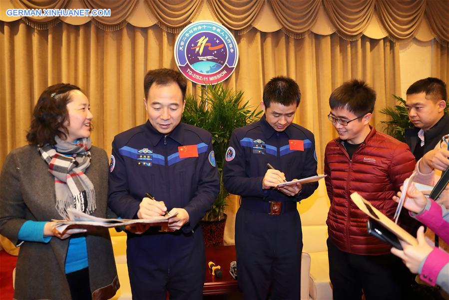 CHINA-BEIJING-SHENZHOU-11-ASTRONAUTS-PRESS CONFERENCE(CN)