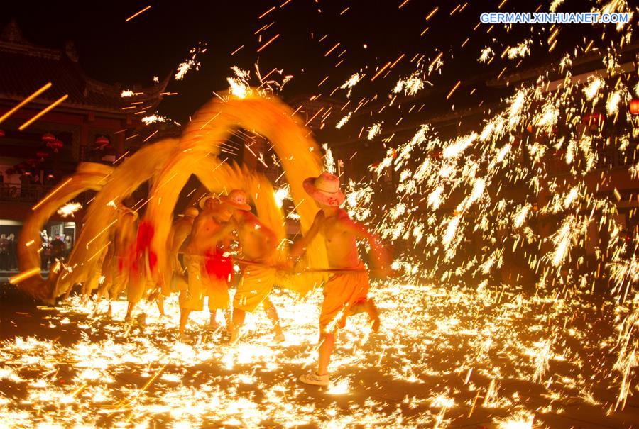 #CHINA-CHENGDU-FIRE DRAGON DANCE (CN)