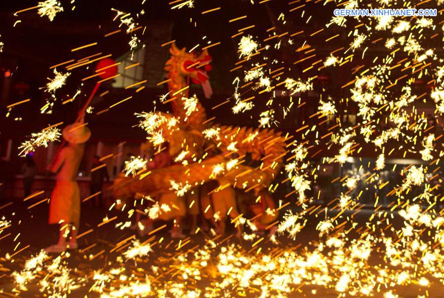 #CHINA-CHENGDU-FIRE DRAGON DANCE (CN)