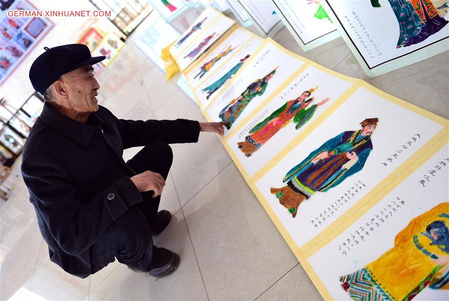 Alter Handwerker stellt Schattenpuppen aus den chinesischen klassischen