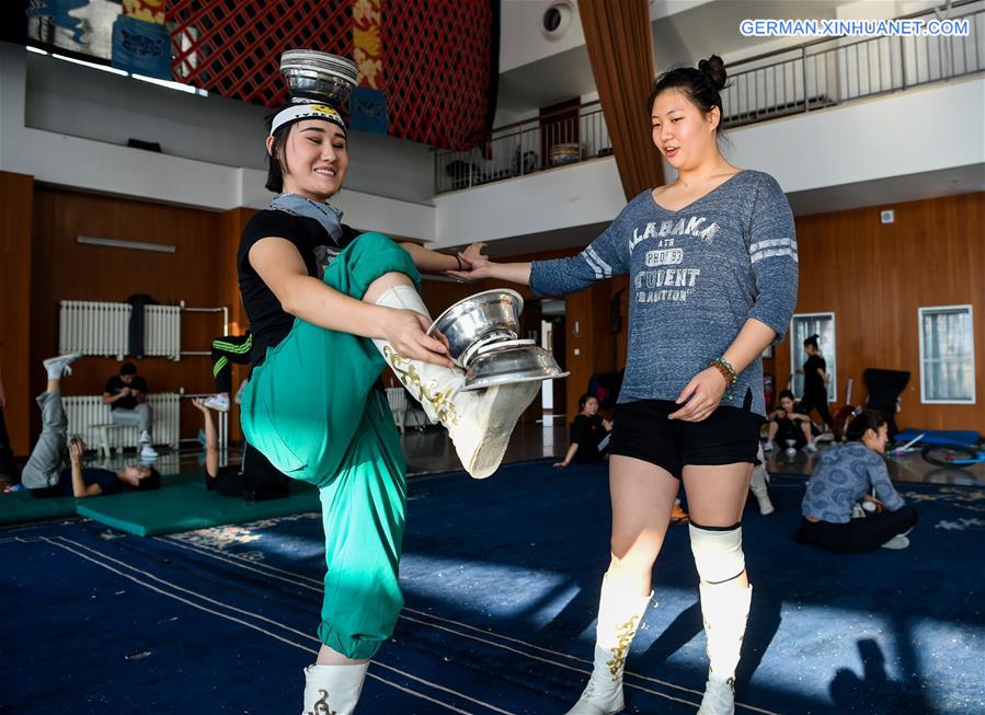 CHINA-HOHHOT-ACROBATICS-GUINNESS RECORD (CN)