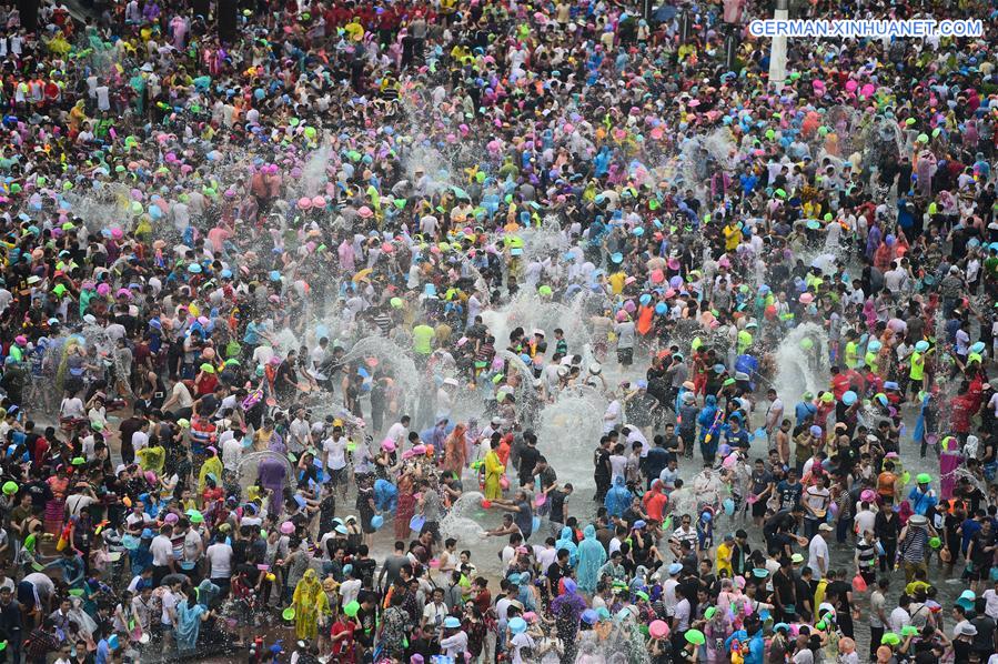 CHINA-YUNNAN-XISHUANGBANNA-WATER SPRINKLING FESTIVAL (CN)