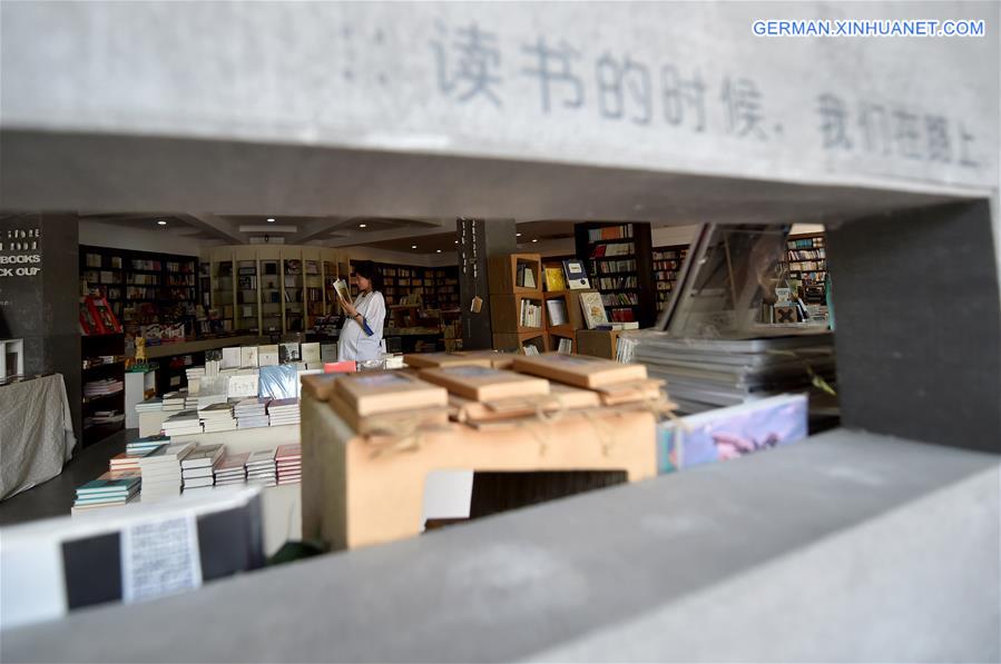 CHINA-HANGZHOU-BOOKSTORE-READING (CN)