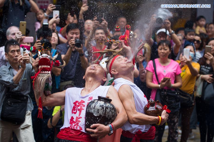 CHINA-MACAO-BIRTH OF BUDDHA-DRUNKEN DRAGON DANCE (CN)