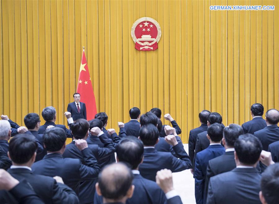 CHINA-BEIJING-LI KEQIANG-STATE COUNCIL OFFICIALS-CONSTITUTION (CN)