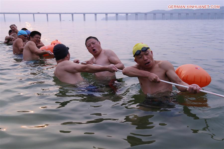 #CHINA-HUBEI-TUG-OF-WAR IN WATER (CN)