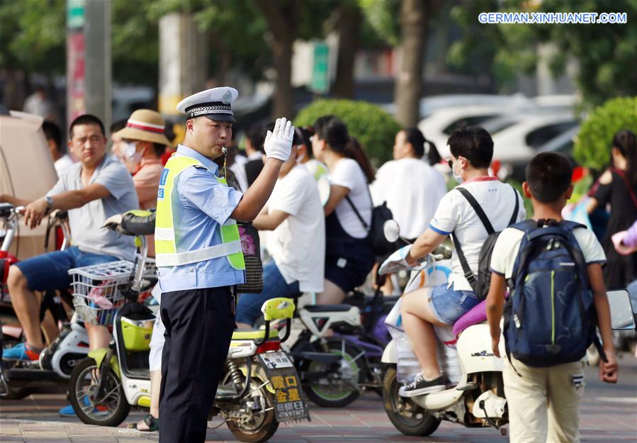 CHINA-HOT SUMMER-WORKERS (CN)