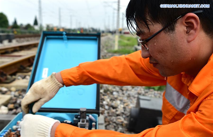 CHINA-HOT SUMMER-WORKERS (CN)